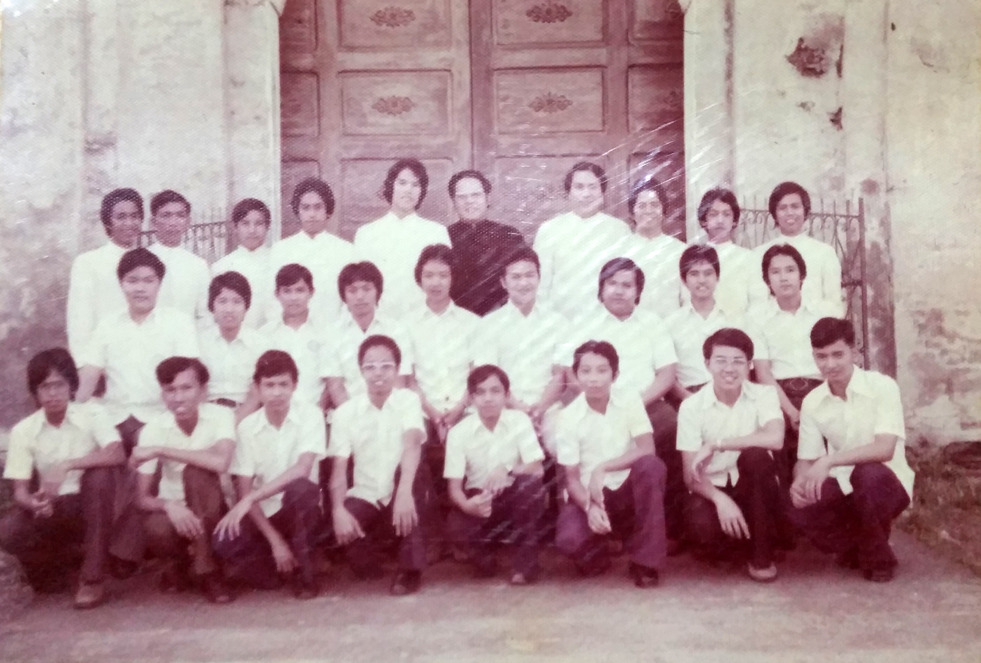 OLPS Seminarians Class Picture with HS and College